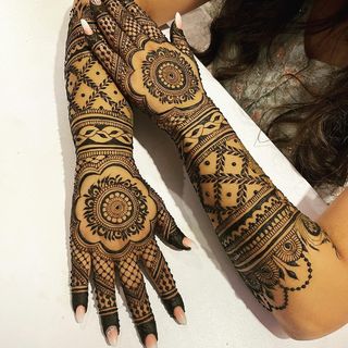 Moniza Abbasi Henna Artist